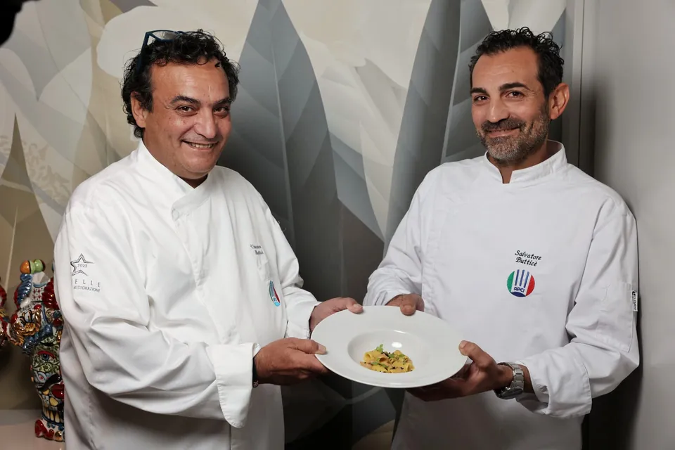 Vincenzo e Salvatore Butticè sorridenti mostrano il loro piatto di pasta
