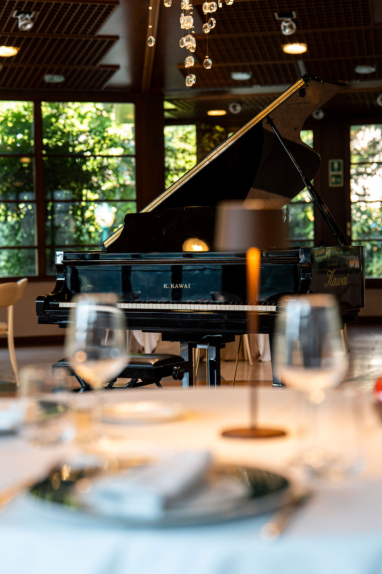 Sala dello Sporting Club Monza con pianoforte a coda e tavola apparecchiata