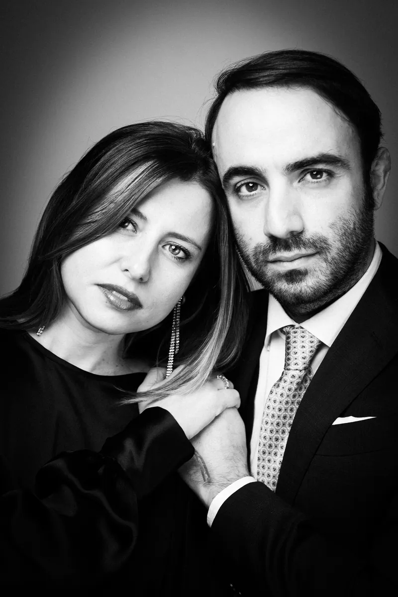 Ritratto di coppia in bianco e nero di Giorgio Galimberti: lei appoggia il volto alla spalla di lui