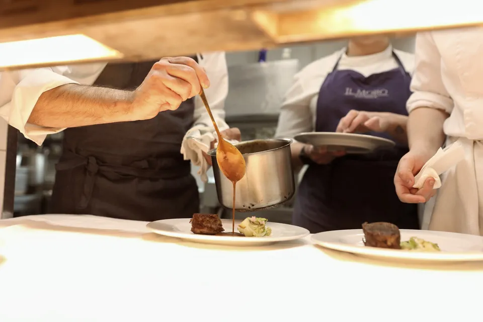 In cucina la salsa viene versata sul guancialino al momento del servizio